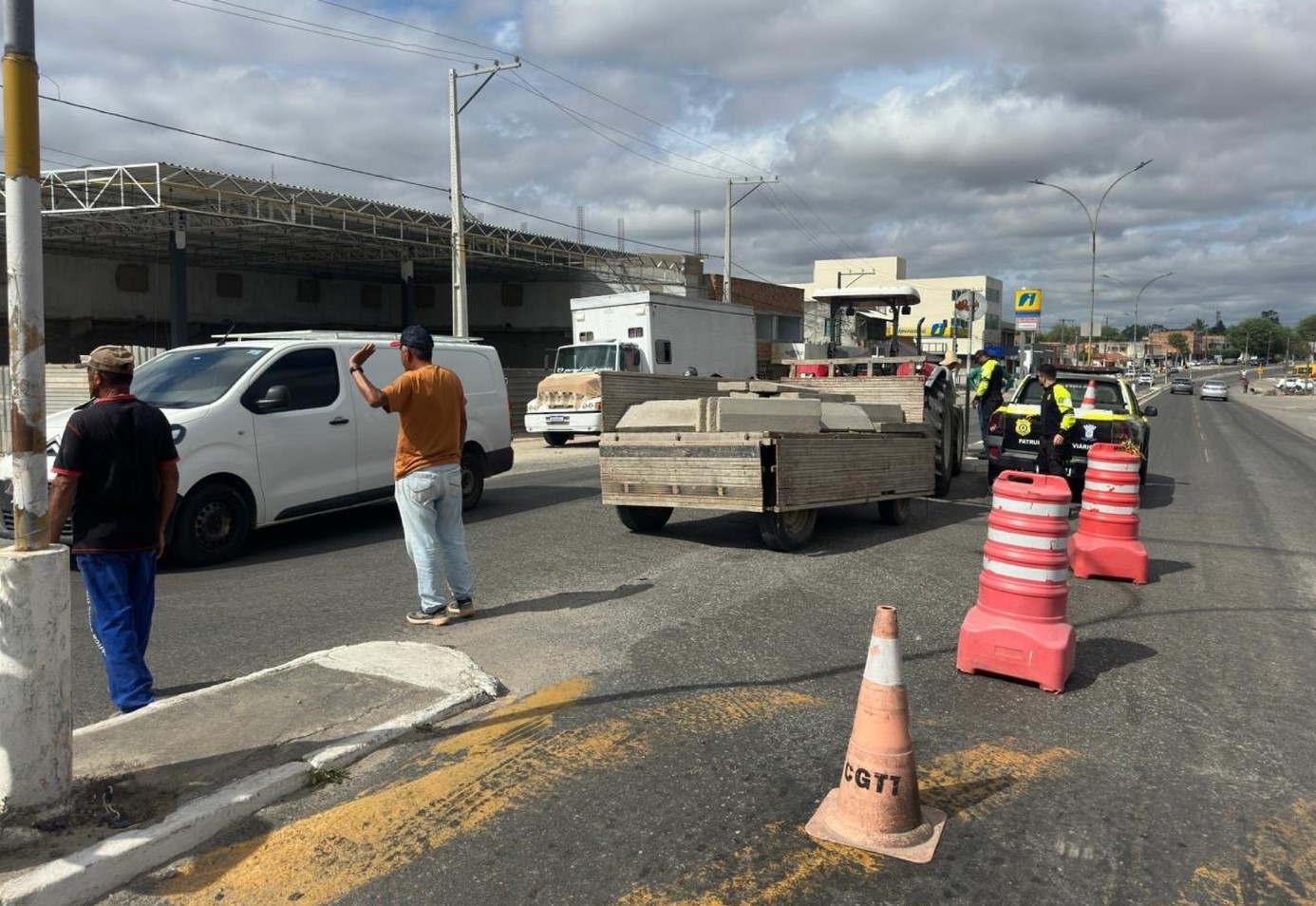 Prefeitura de Serrinha fecha retornos na BA-409 para reduzir acidentes e organizar o trânsito