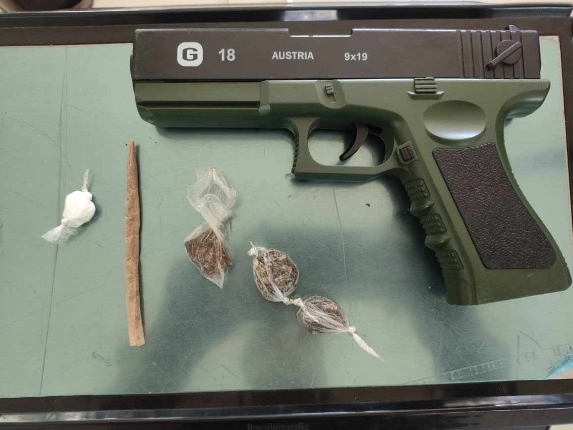 Menor é flagrado com drogas e simulacro após denúncia de ameaça em Araci