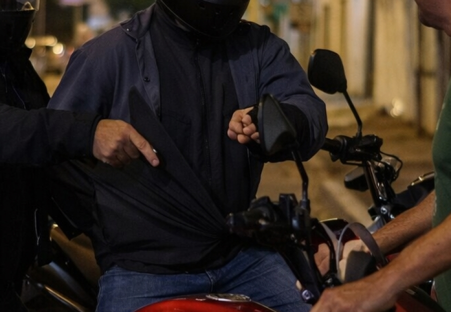 Dupla assalta motociclista e leva moto no centro de Valente