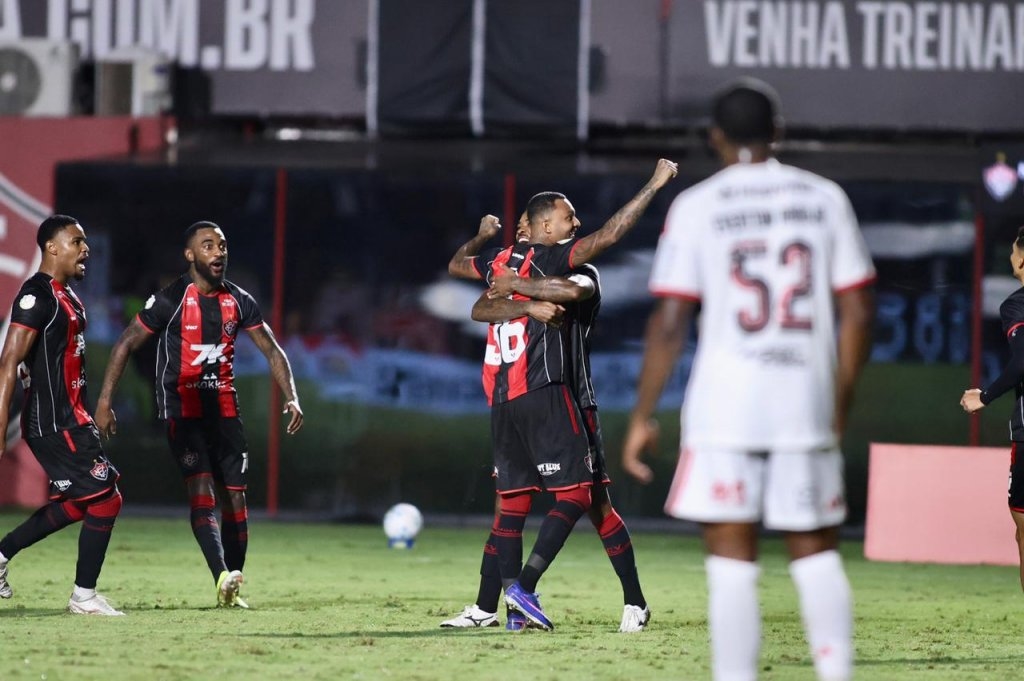 Vitória vence o Flamengo no Barradão e avança às oitavas da Copa do Brasil