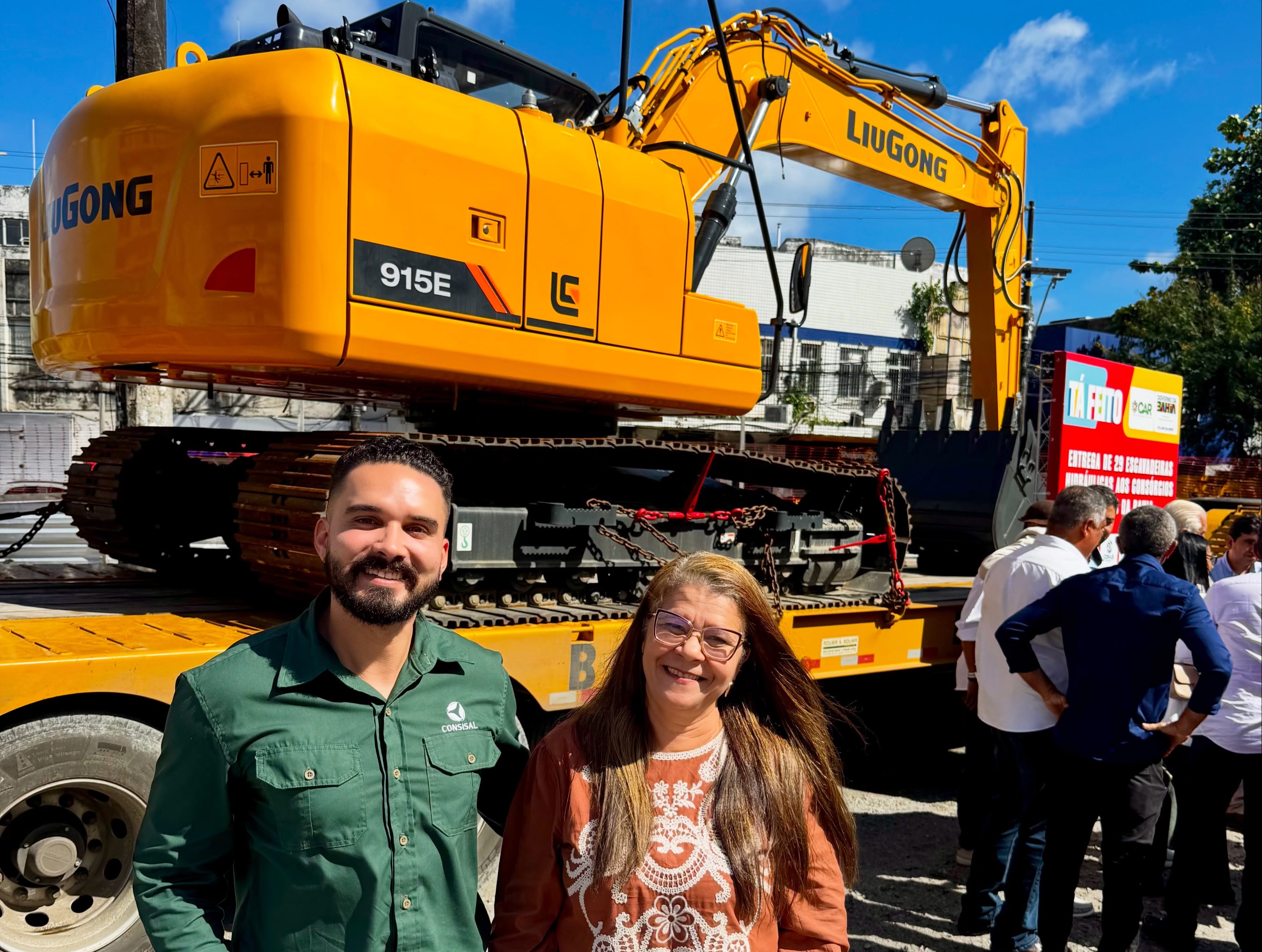 CONSISAL recebe escavadeira hidráulica para reforçar ações de infraestrutura nos municípios do Território do Sisal