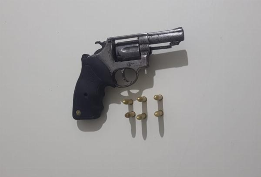Homem é preso com revólver calibre 38 durante abordagem policial em Serrinha