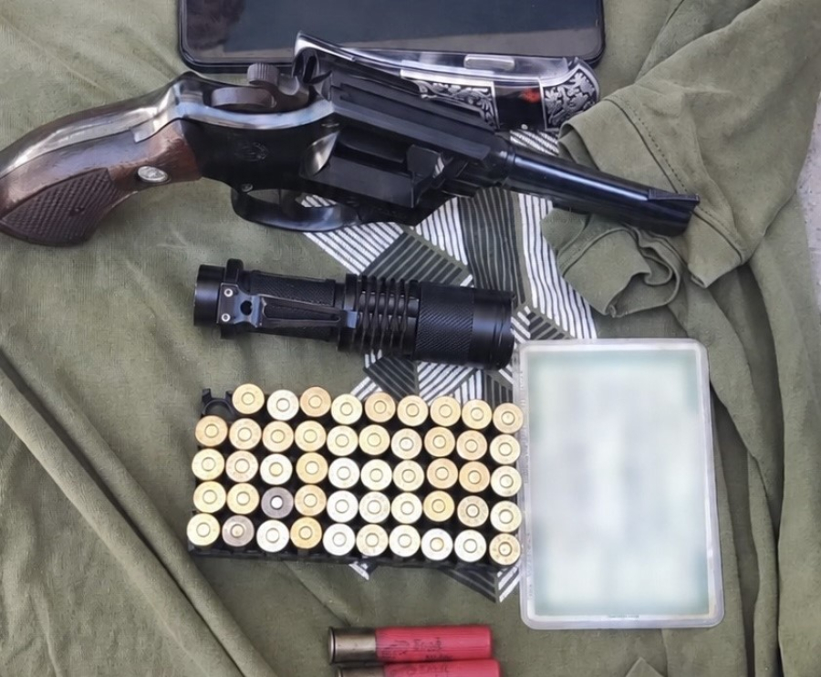Homem com mandado por homicídio em Minas Gerais é preso com arma na rodoviária de Serrinha
