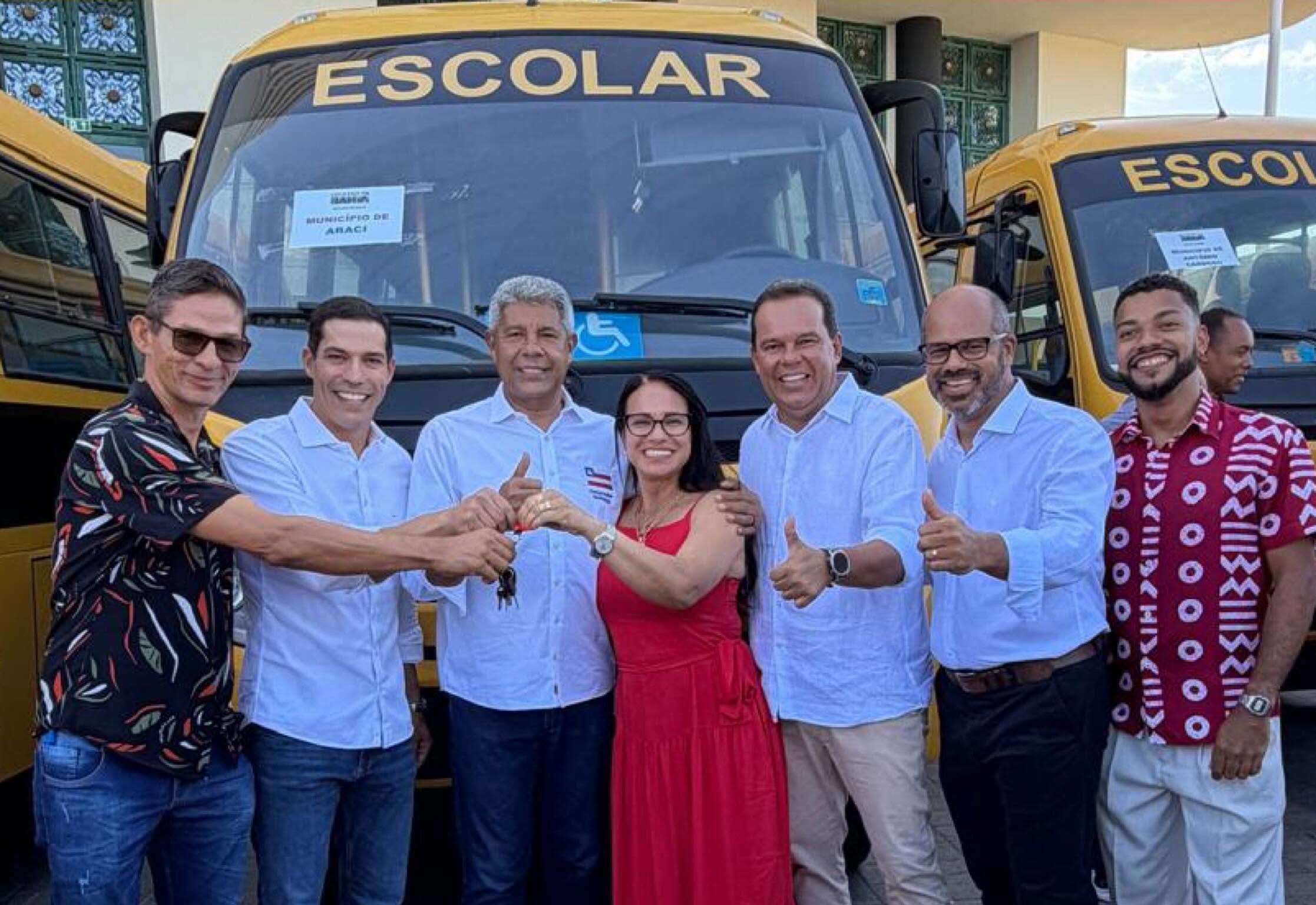 Araci recebe mais um ônibus escolar do Governo da Bahia; prefeita Keinha participa da entrega em Salvador