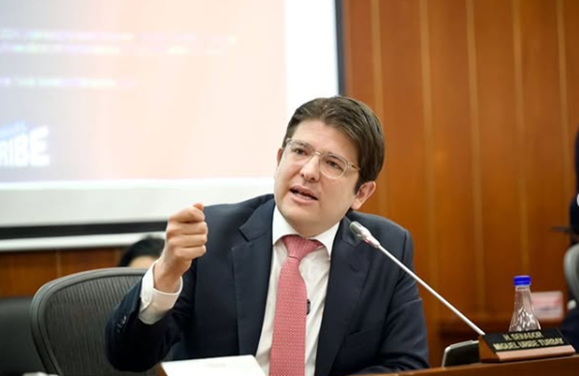 Arma utilizada em ataque a pré-candidato à presidência da Colômbia foi comprada nos EUA, diz chefe da polícia