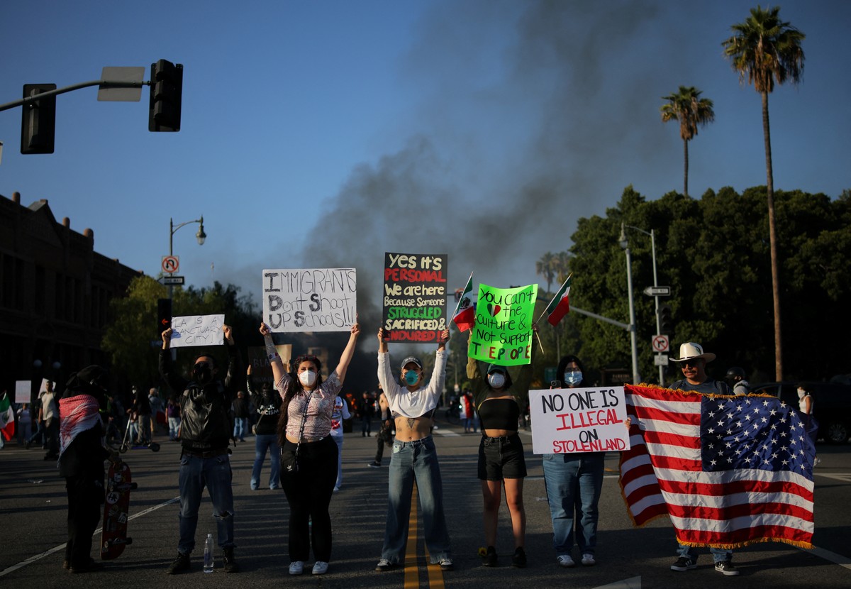 Protestos 'saíram de controle', diz chefe da polícia de Los Angeles; ACOMPANHE