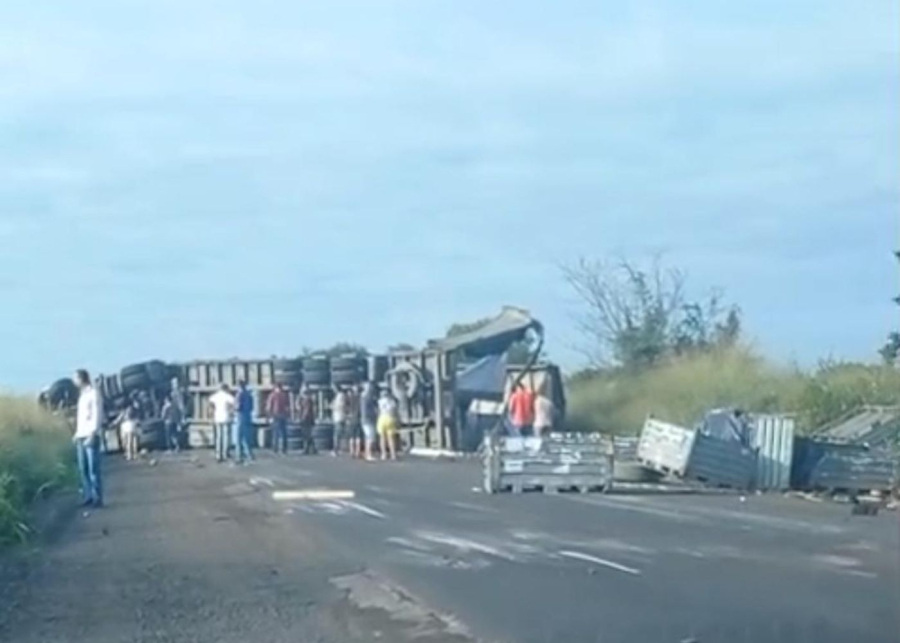 Carreta tomba e interdita completamente a BR-116 Norte entre Serrinha e Santa Bárbara