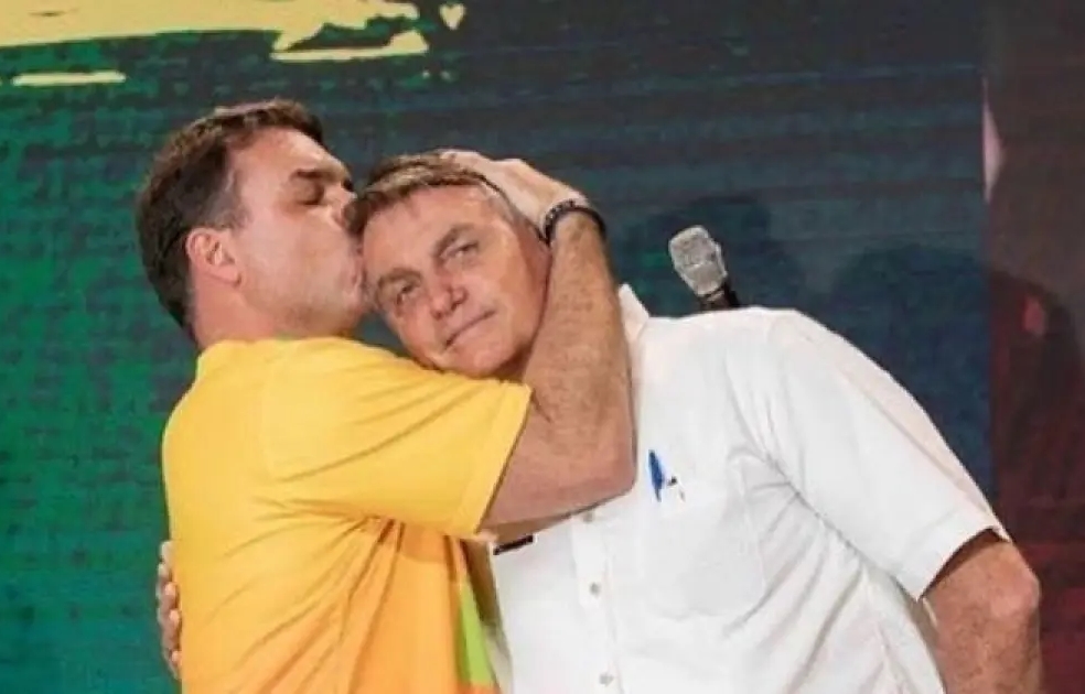 Flávio Bolsonaro confirma pré-candidatura à Presidência em 2026 com aval de Jair Bolsonaro