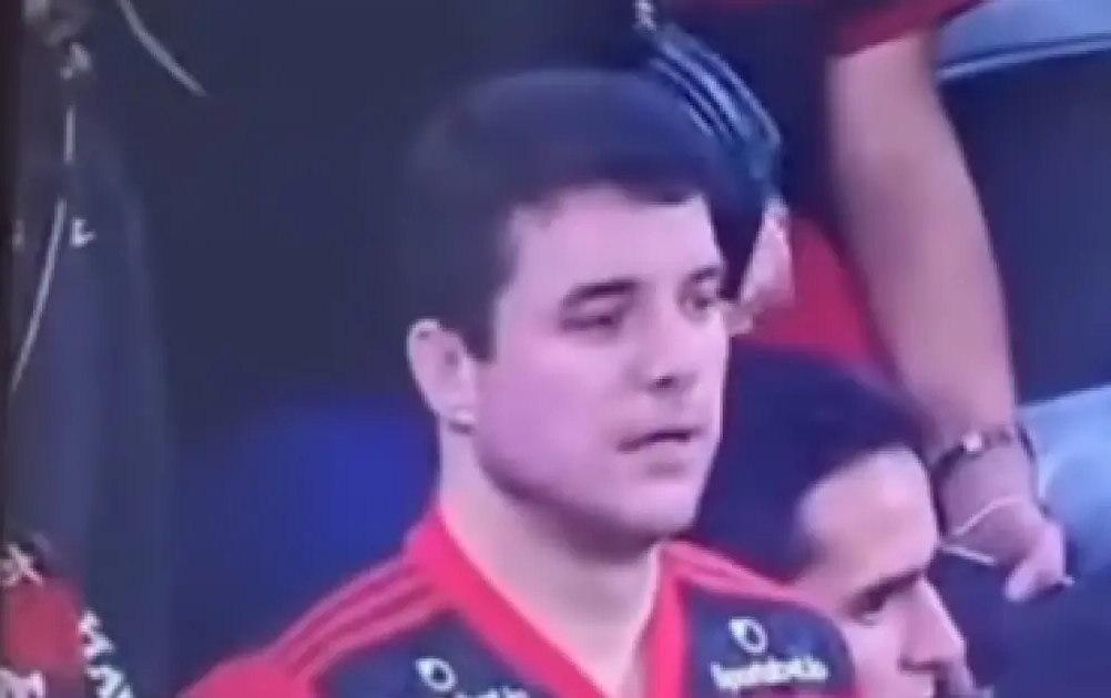 Prefeito de Serrinha é flagrado em transmissão da TV Globo torcendo pelo Flamengo no Catar