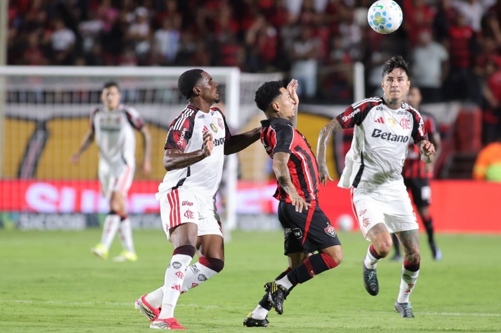 Kayzer perde pênalti, Vitória é derrotado pelo Flamengo no Barradão e segue irregular na Série A