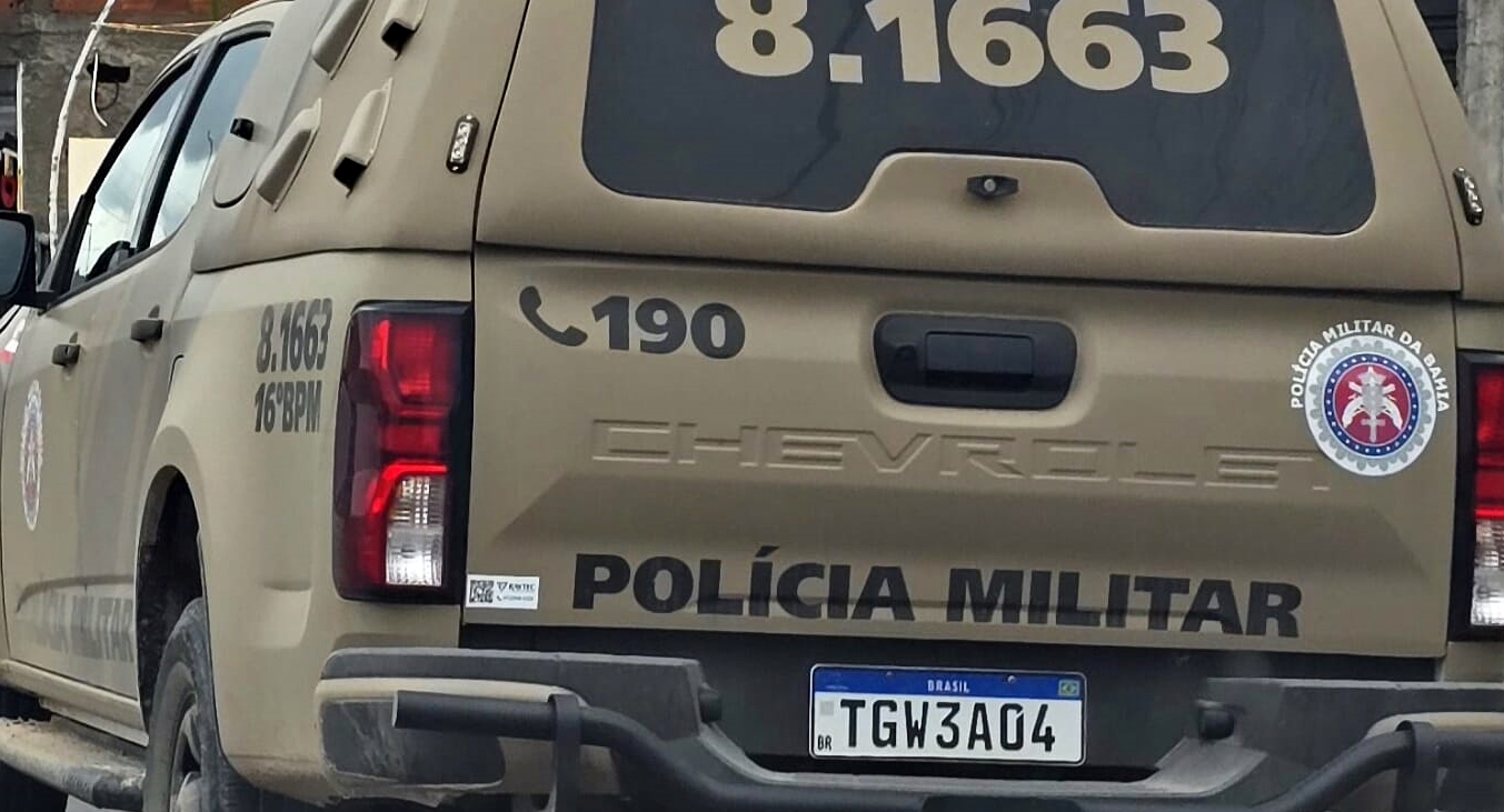Encapuzados invadem casa em Barrocas e tentam matar morador com golpe de faca