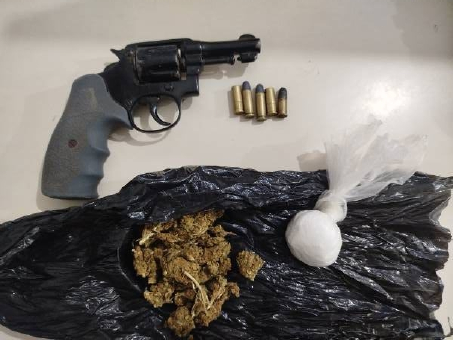 PM apreende revólver e drogas durante rondas no Centro de Barrocas