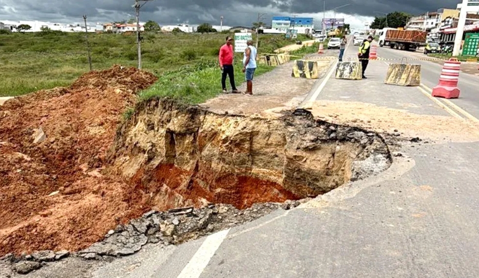 DNIT interdita parcialmente trecho da BR-116 Norte após cratera aberta pelas chuvas em Serrinha