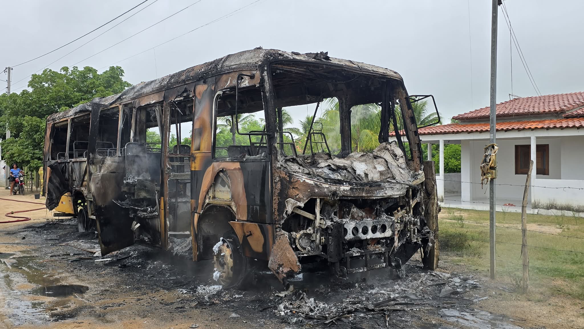 Ônibus escolar de Barrocas é destruído por incêndio enquanto recolhia estudantes na zona rural