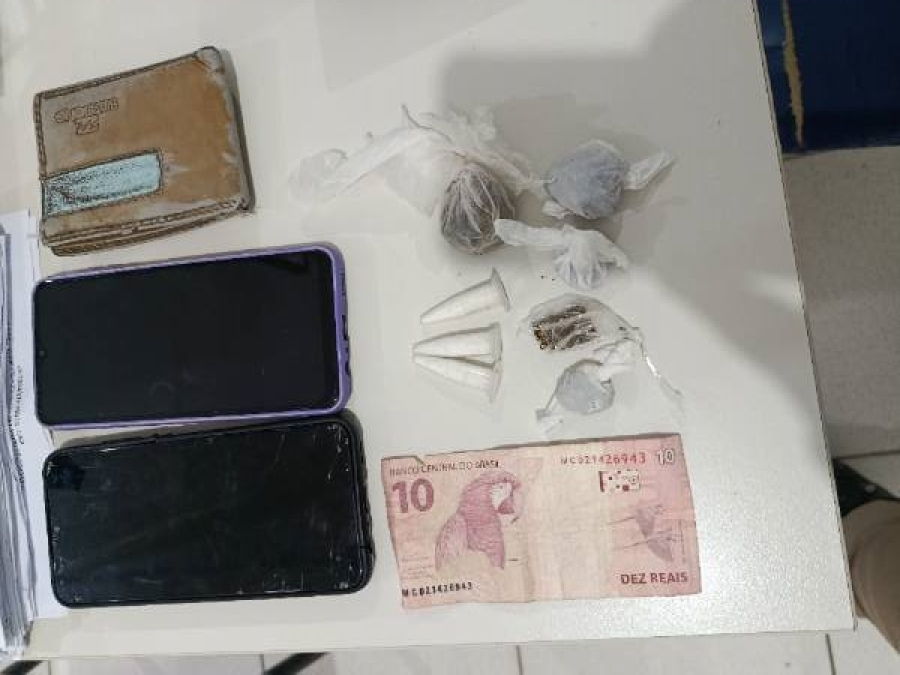 Polícia Militar conduz dois homens por porte de drogas no centro de Teofilândia