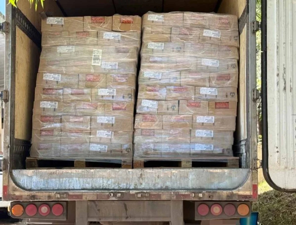 Polícia apreende caminhão com 25 toneladas de salsicha vencida na BR-324, na Bahia