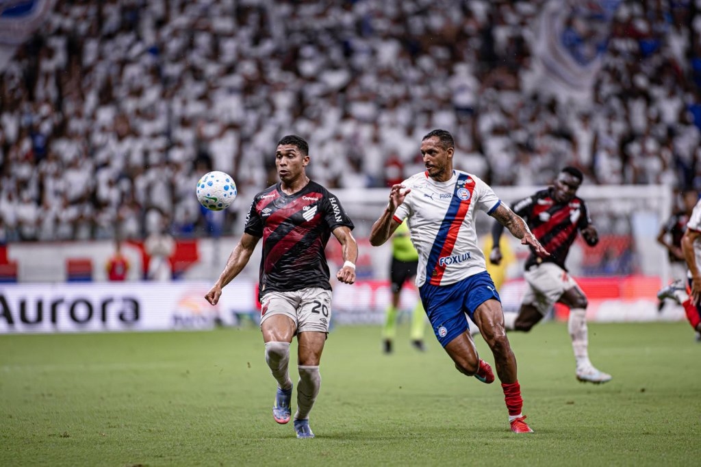 Bahia domina o Athletico-PR, vence na Fonte Nova e assume vice-liderança do Brasileirão