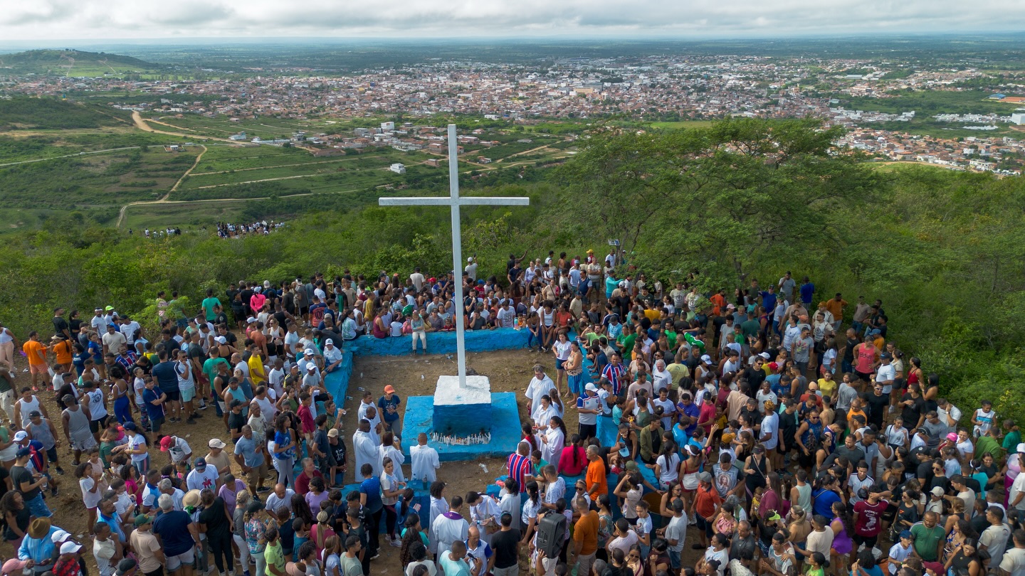 Fiéis mantêm tradição da subida ao Monte Guarani na Sexta-feira da Paixão em Serrinha