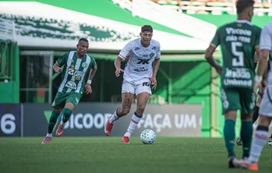 Com um a menos, Vitória arranca empate no fim contra a Chapecoense fora de casa