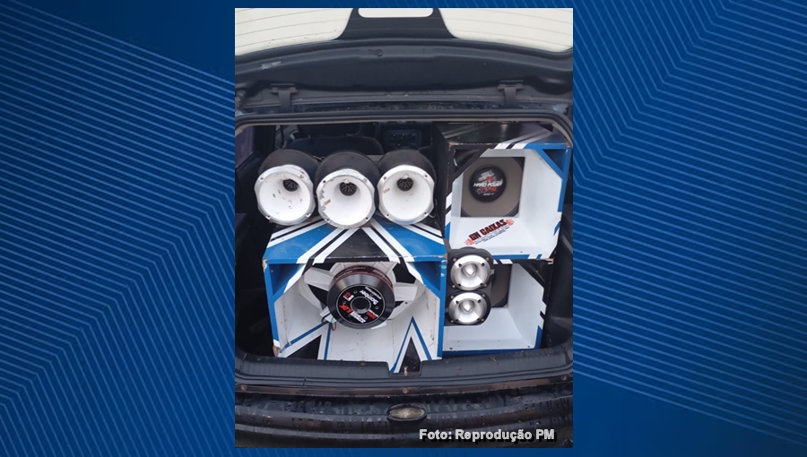 PM apreende veículo com “paredão” irregular durante operação em Santaluz