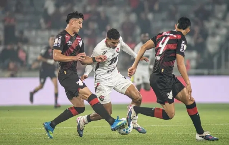Vitória sofre gol nos acréscimos, leva virada do Athletico-PR e segue sem vencer fora na Série A