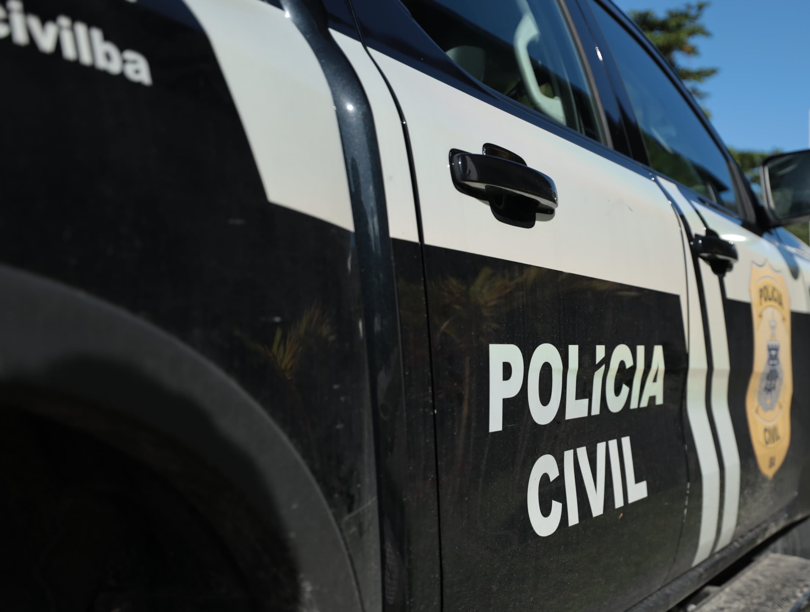 Avô de crianças mortas em incêndio em Serrinha é preso ao desembarcar em Salvador