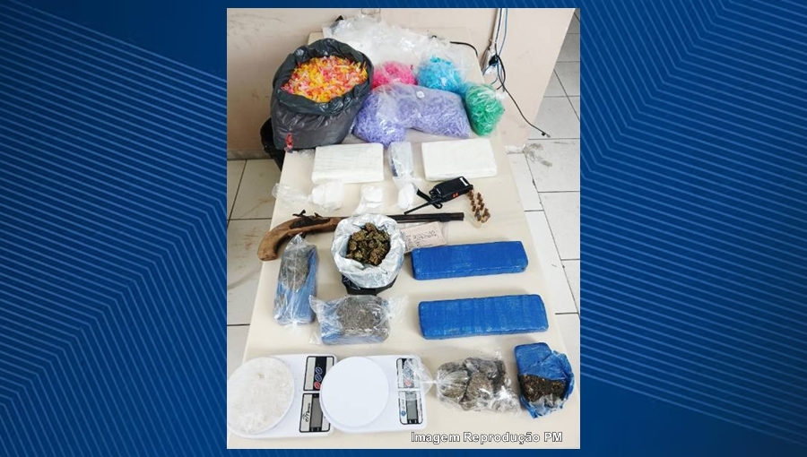 PM apreende mais de 5 kg de drogas e arma artesanal em Serrinha