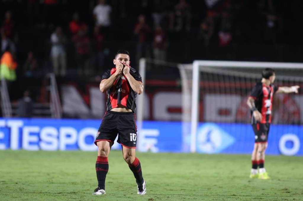 Vitória goleia o ABC no Barradão e fica muito perto da final da Copa do Nordeste