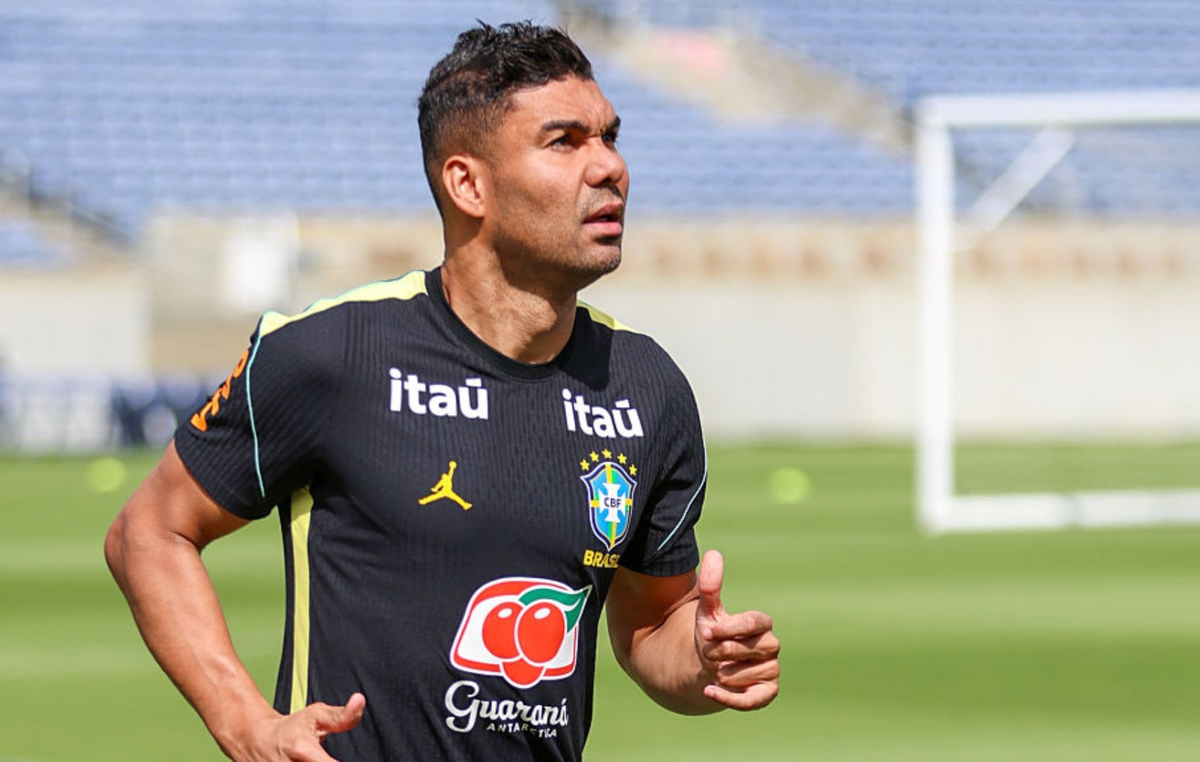 Casemiro lidera chegada, e Seleção Brasileira inicia exames na Granja Comary