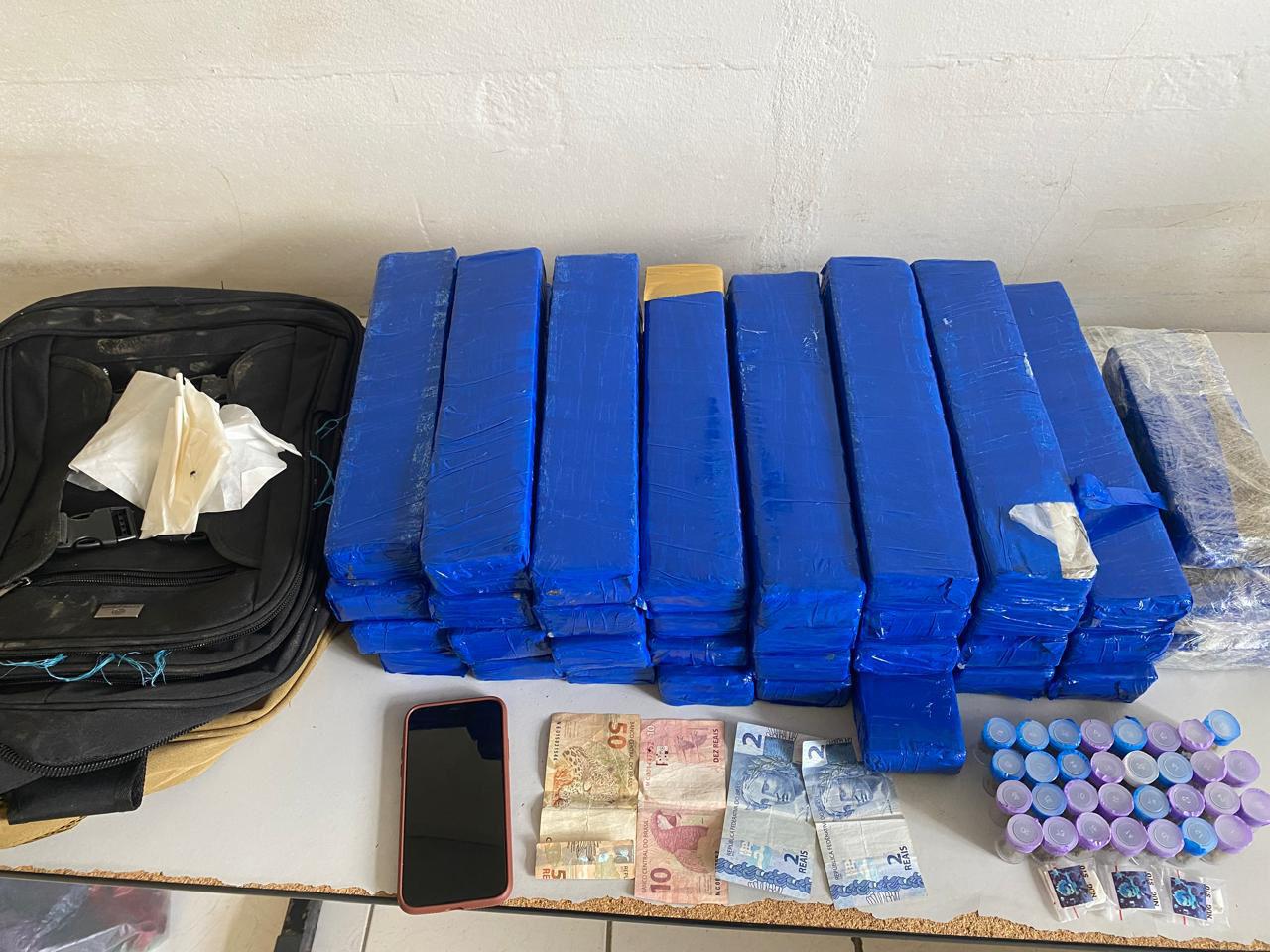 PM apreende mais de 32 kg de drogas durante abordagem a ônibus na BR-116 em Teofilândia