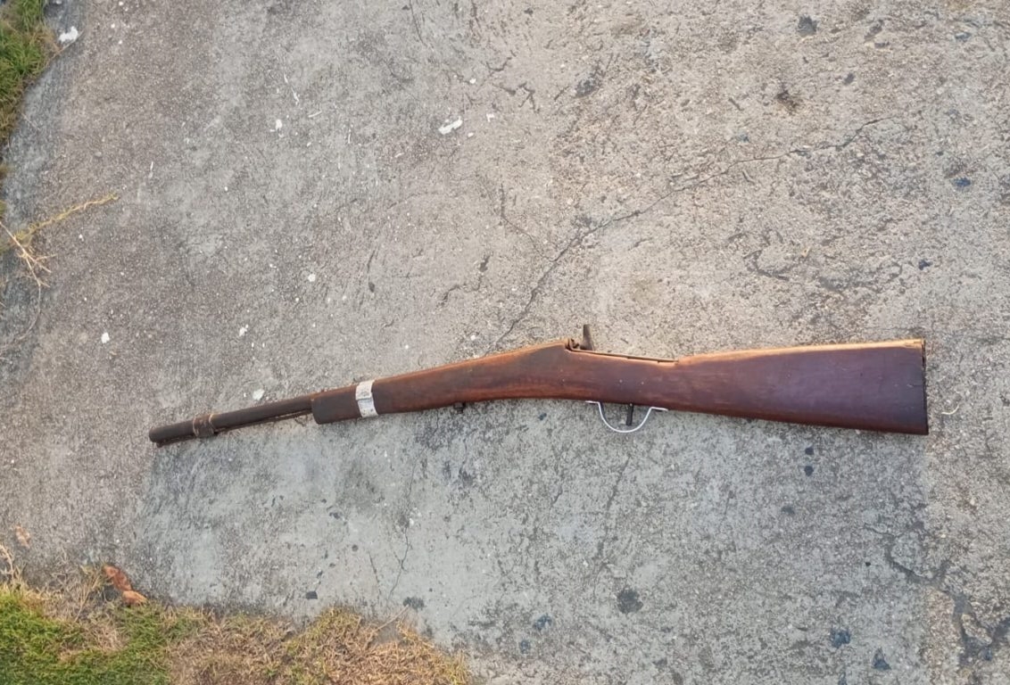 Homem suspeito de atirar na companheira com uma espingarda é preso pela Polícia Militar em Teofilândia