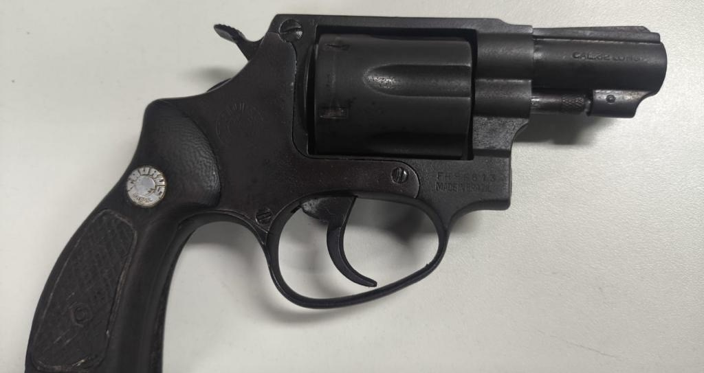 Polícia Militar captura foragido da Justiça e apreende revólver durante ação em Queimadas