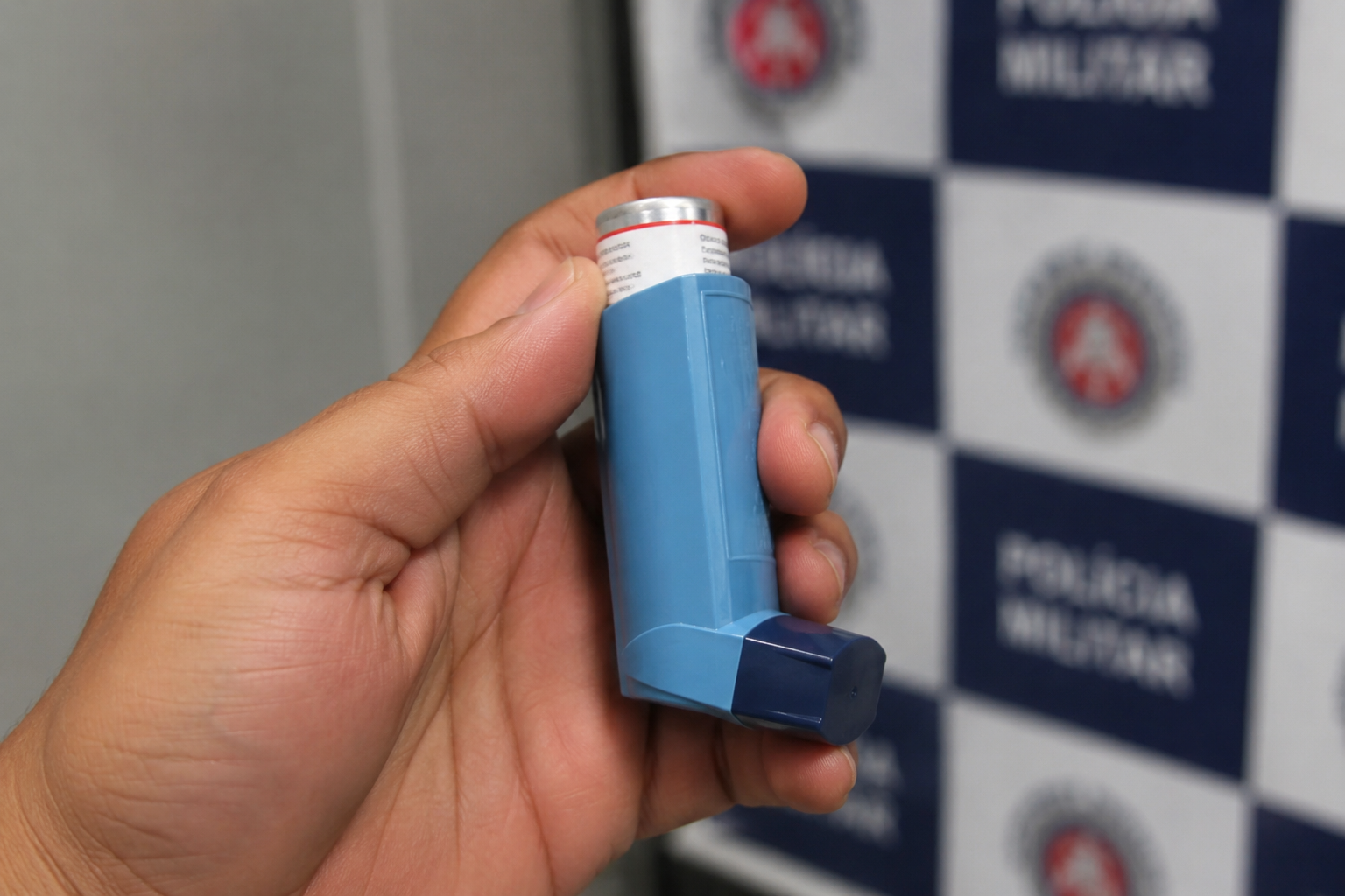 Homem é levado à delegacia após ser flagrado com cocaína escondida em bombinha de asma em Serrinha