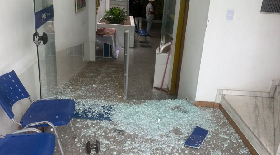 Acusado de tentativa de homicídio tenta fugir durante julgamento, quebra porta de vidro e acaba contido pela PM em Teofilândia