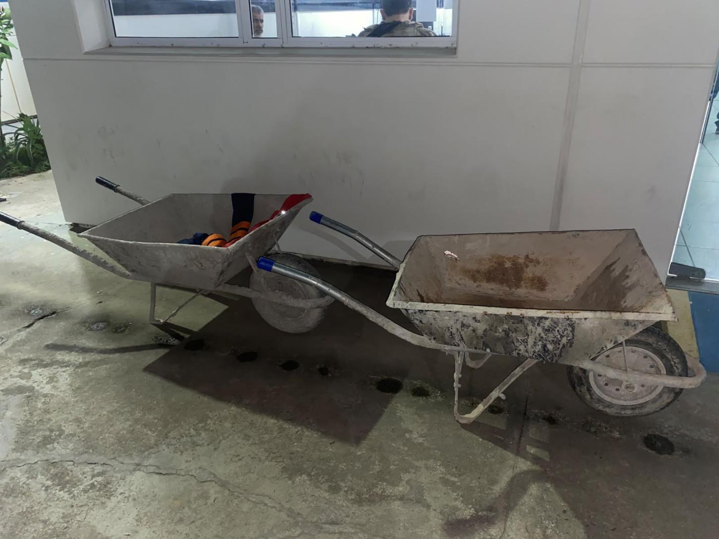 Homem é conduzido à delegacia após furto de carrinhos de mão de uma obra em Serrinha