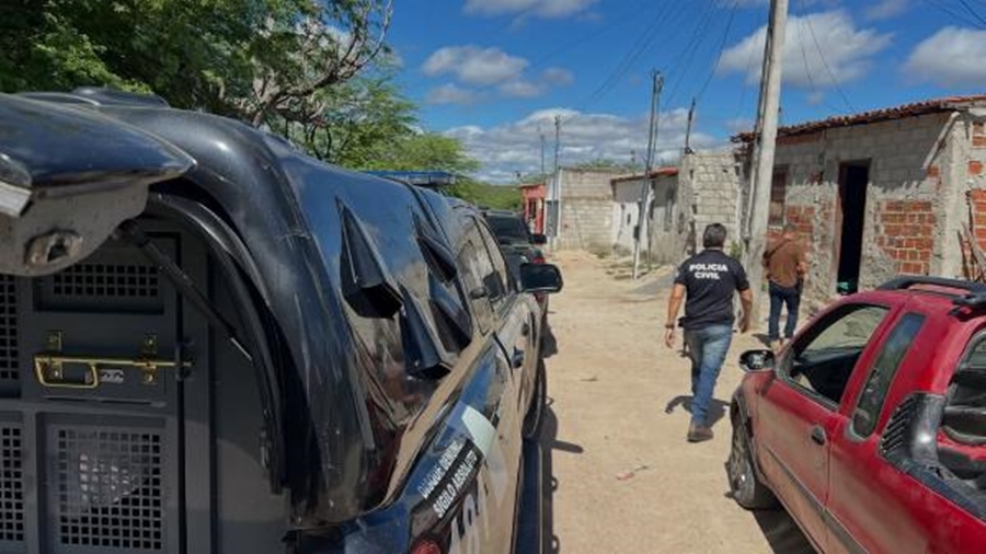 Polícia Civil prende três pessoas e apreende quase 2 kg de maconha durante operação em Cansanção