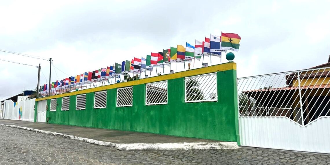 Aos 69 anos, aposentado de Retirolândia amplia mural e mantém tradição com bandeiras das seleções da Copa do Mundo