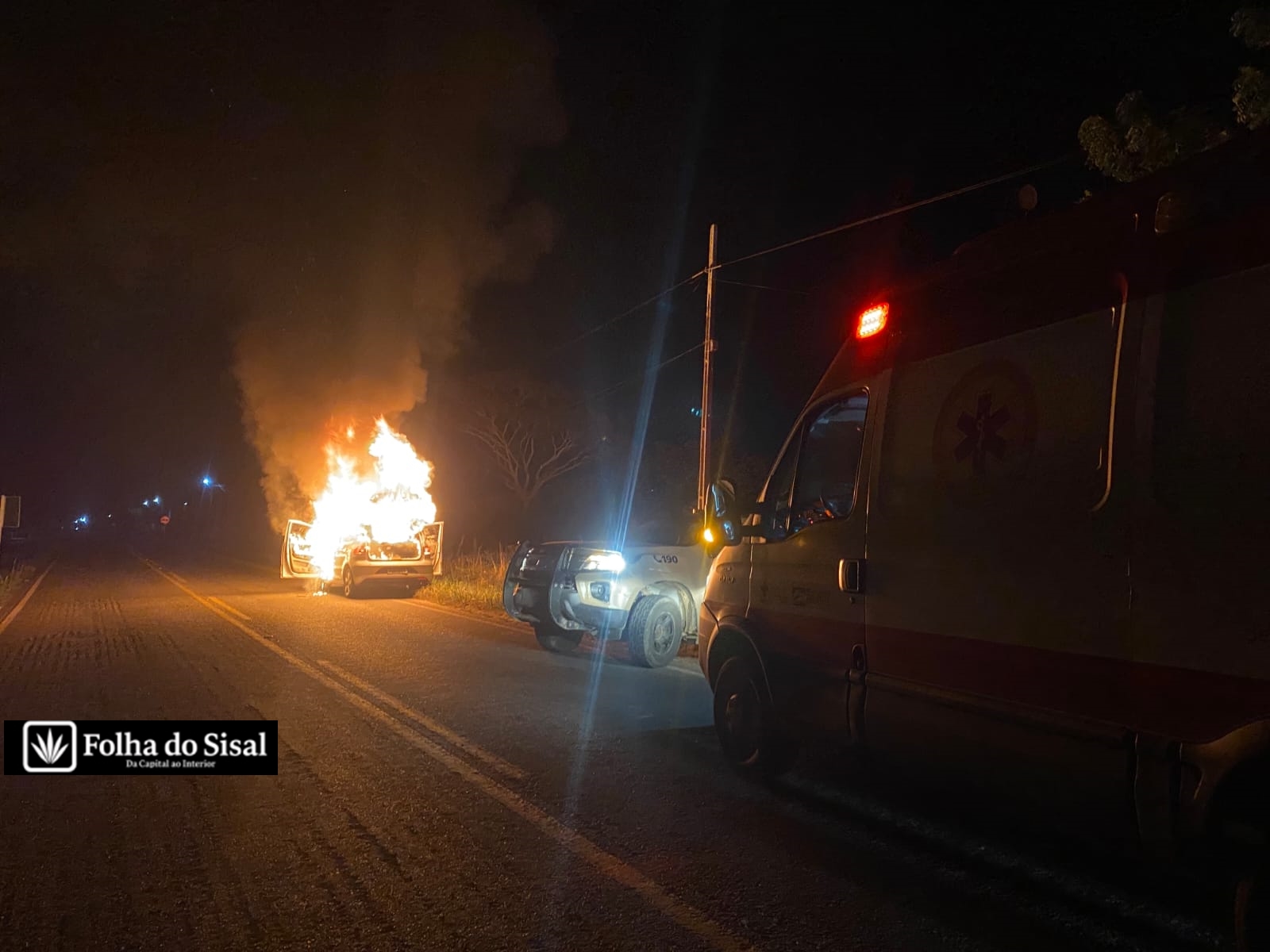 Vereador encosta para socorrer vítimas de atropelamento e carro é destruído por incêndio em Lamarão
