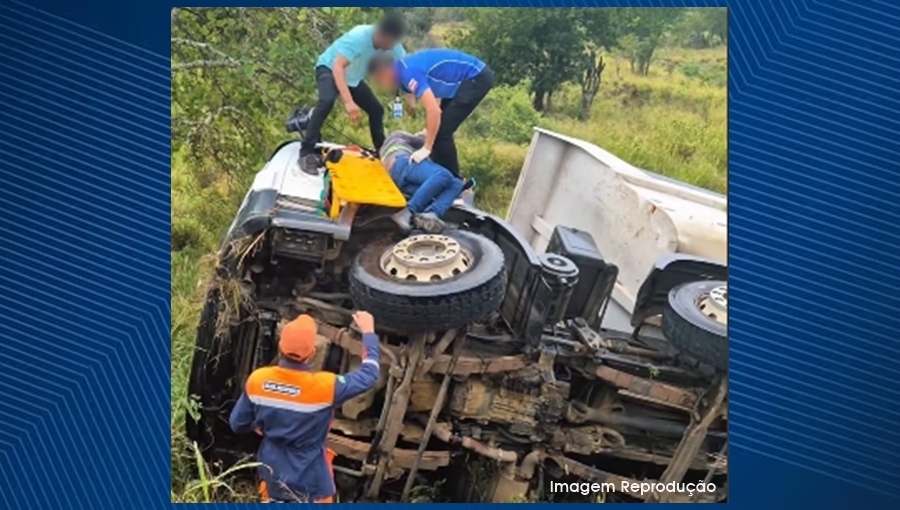 Motorista fica ferido após caçamba capotar na BA-233 entre Ichu e o entroncamento da BA-409
