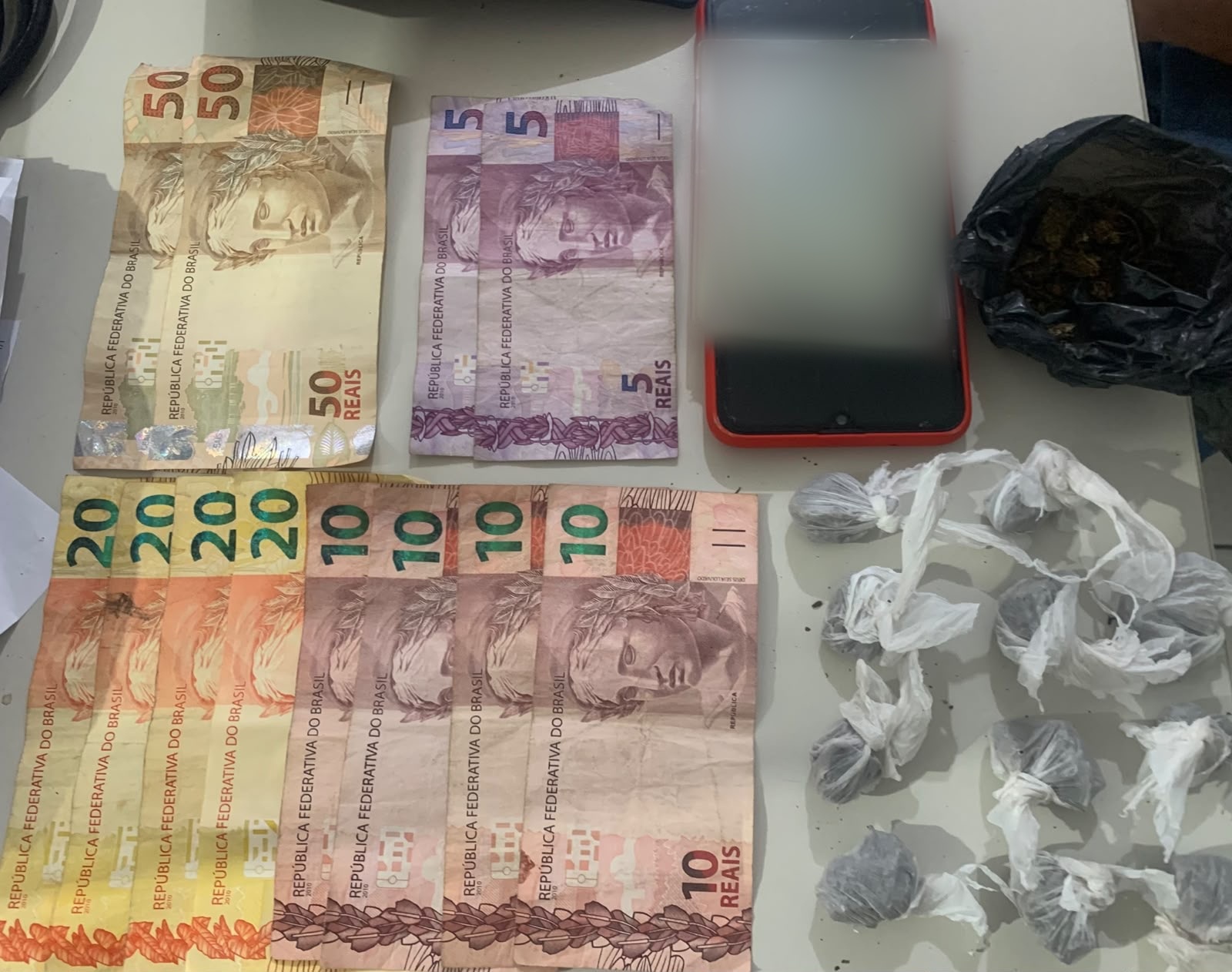 Polícia Militar apreende porções de maconha e prende mulher em Serrinha