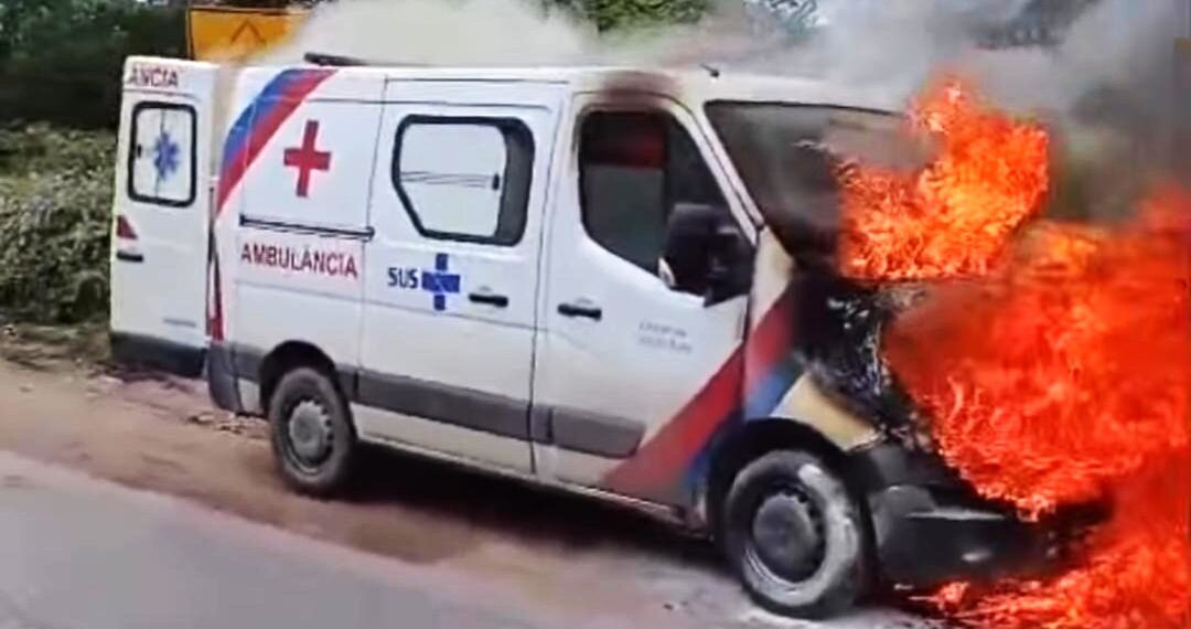 Incêndio destrói ambulância às margens da BR-116 Norte entre Serrinha e Santa Bárbara
