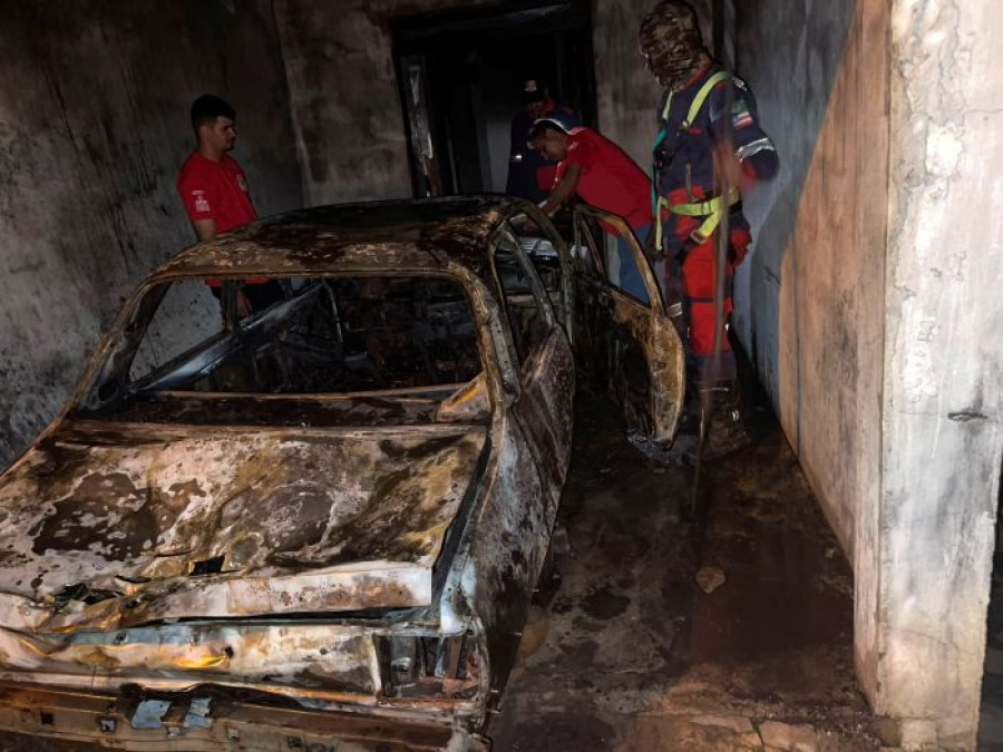 Incêndio destrói carro e danifica garagem de casa na zona rural de Conceição do Coité