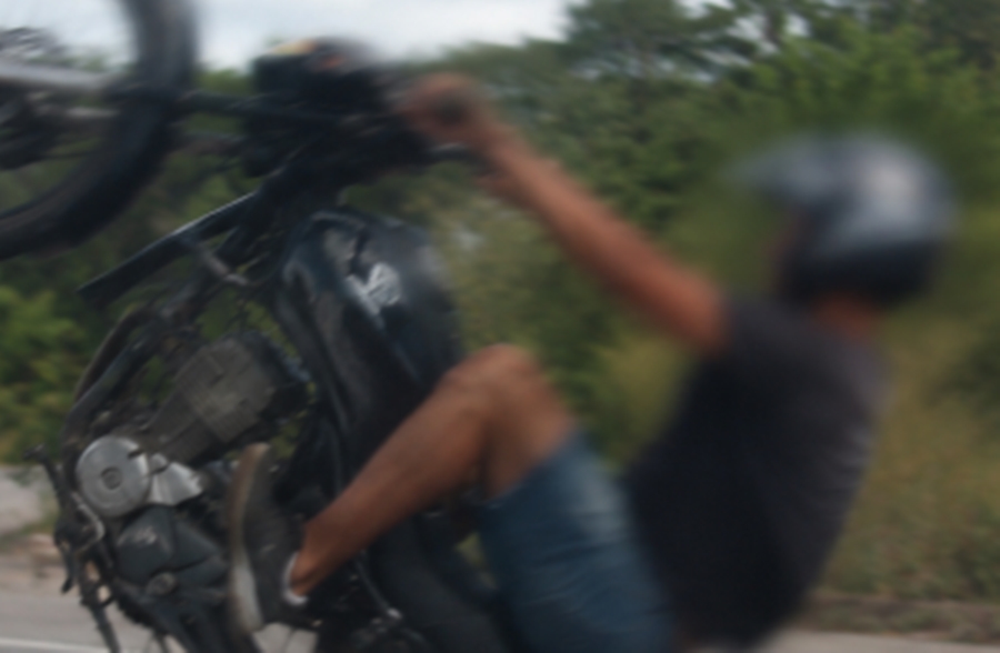 Jovem tem moto apreendida após ser flagrado empinando veículo em Salgadália, distrito de Conceição do Coité