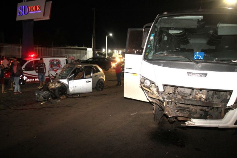 Motorista morre após colisão entre carro e micro-ônibus na BA-409, entre Conceição do Coité e Serrinha