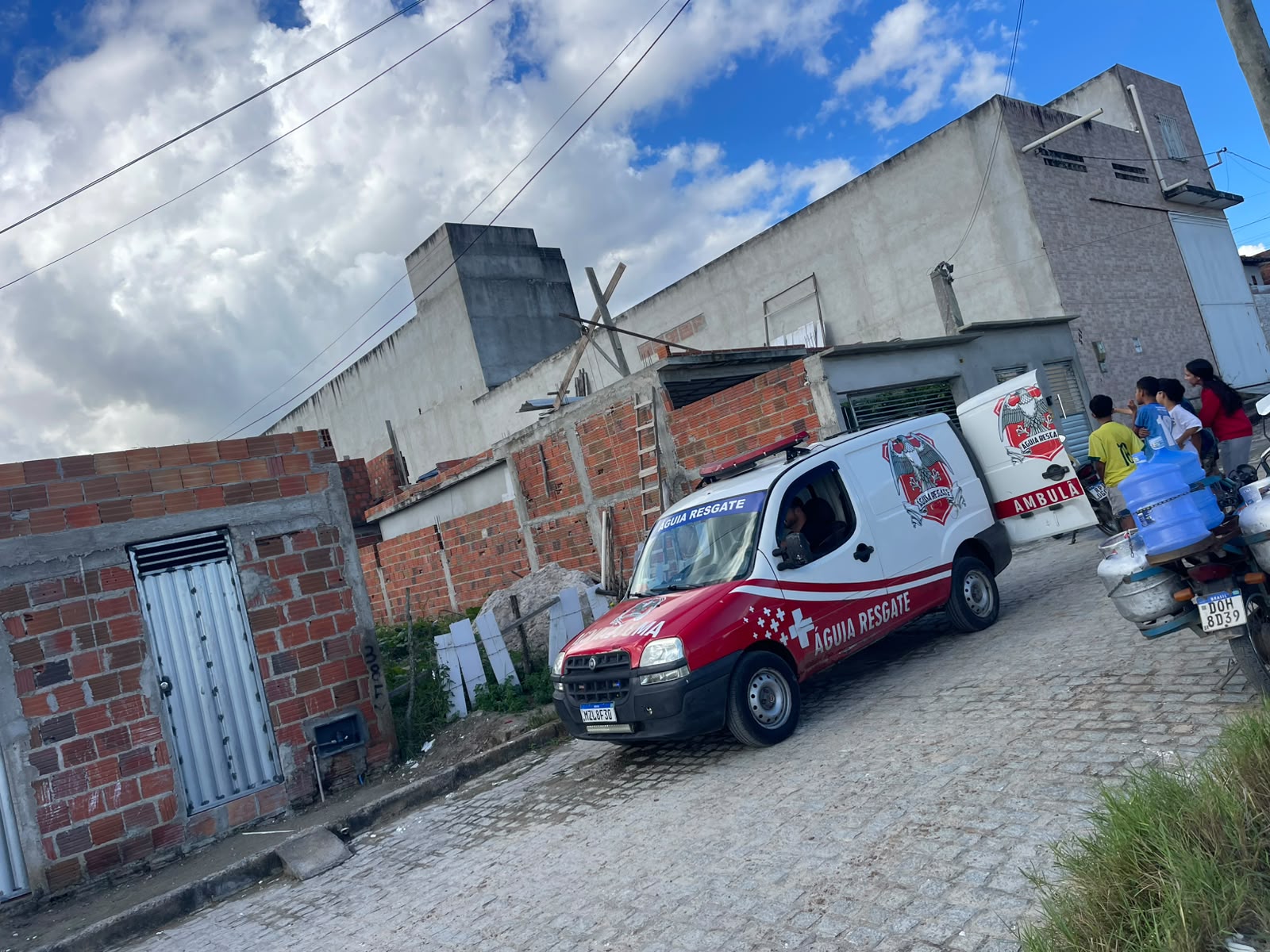 Homem de 63 anos fica ferido após laje ceder durante obra em Conceição do Coité