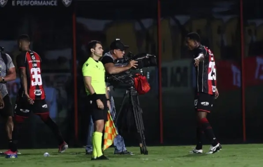 Vitória tem dois jogadores expulsos, leva goleada do Palmeiras e amplia jejum no Brasileirão