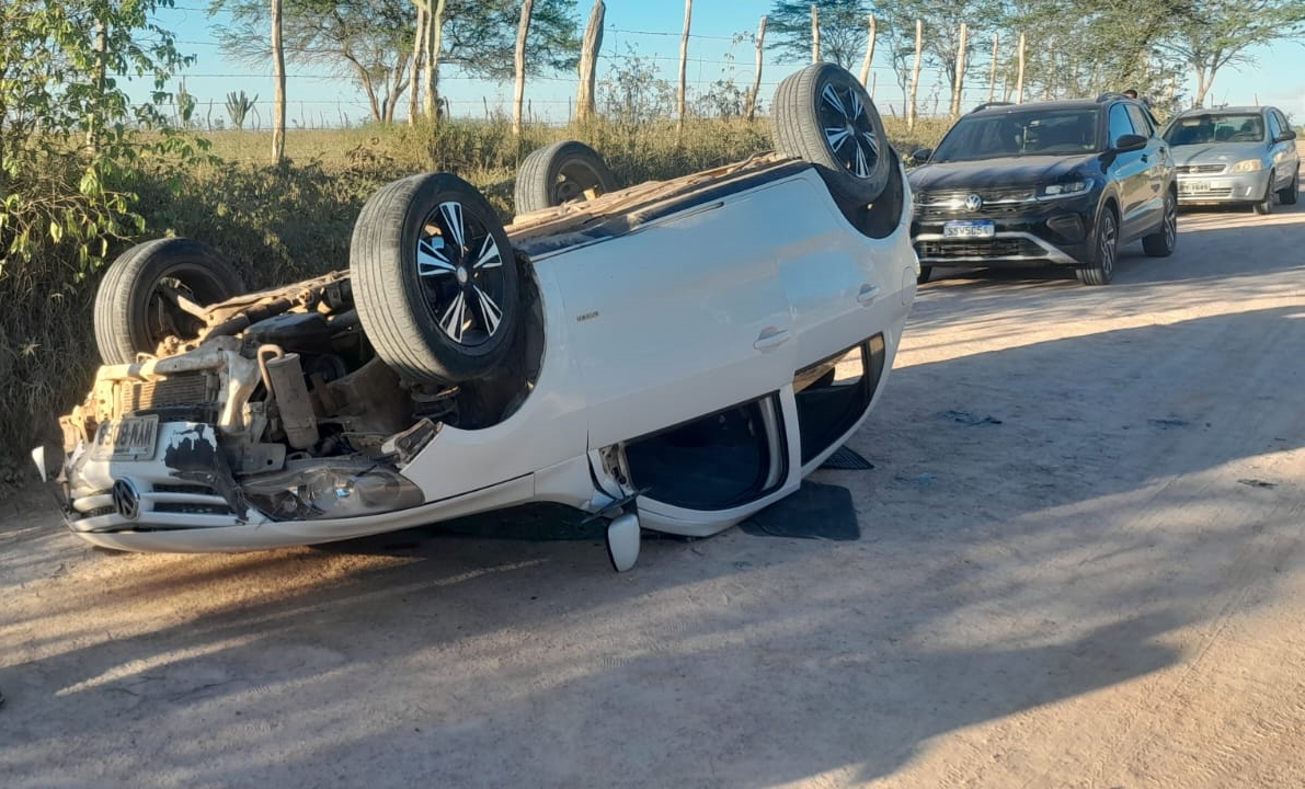 Motorista perde controle de veículo e capota em estrada vicinal de Teofilândia