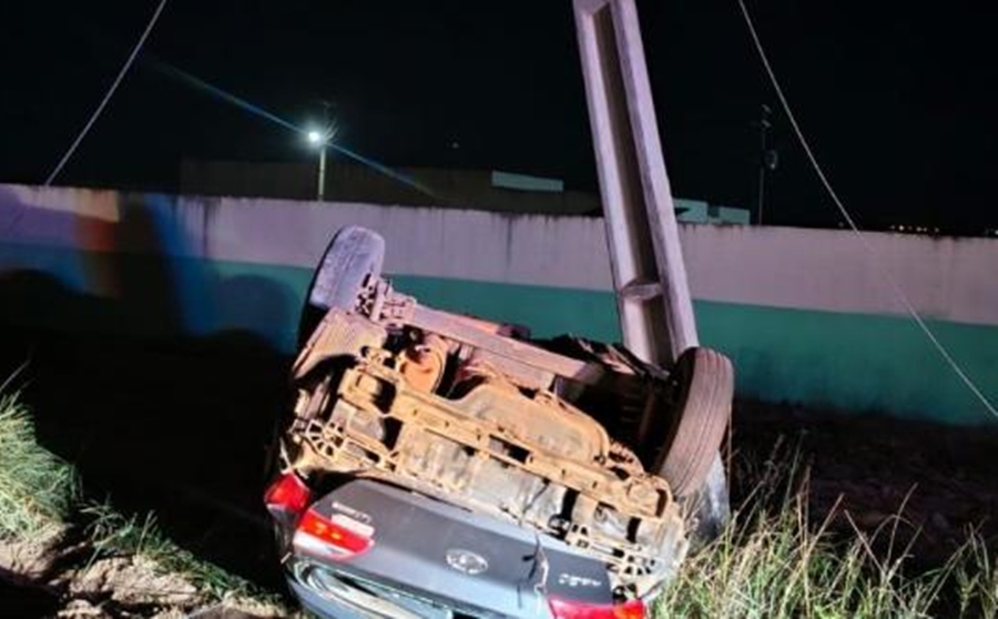 Homem morre após carro capotar e atingir poste na zona rural de Biritinga