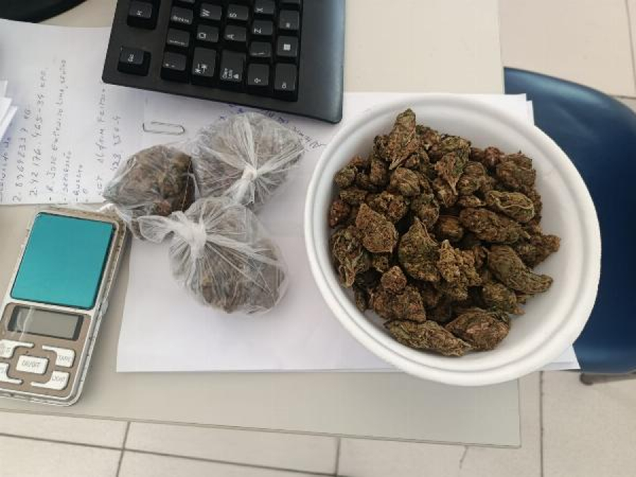 PM prende mulher suspeita de tráfico de drogas no bairro Cruzeiro, em Serrinha
