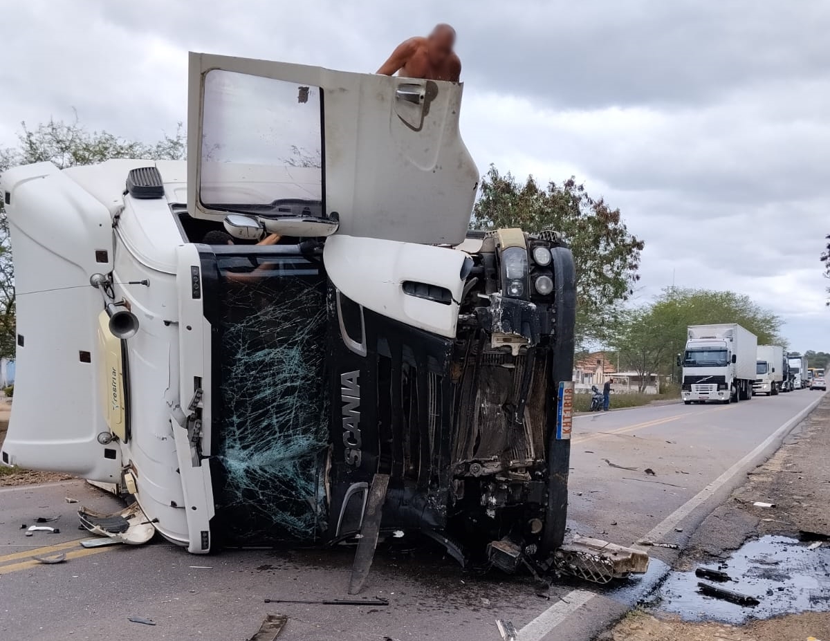 Colisão entre ônibus escolar e carreta deixa crianças feridas e bloqueia trecho da BR-116 entre Teofilândia e Serrinha